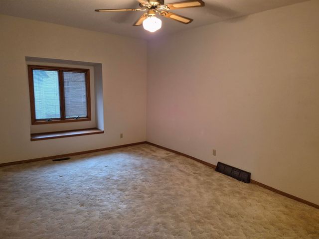 218 3rd Ave SE, Oelwein, IA 50662