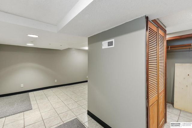 7082 Binney Street, Omaha, NE 68104