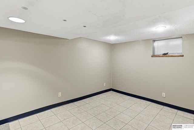 7082 Binney Street, Omaha, NE 68104