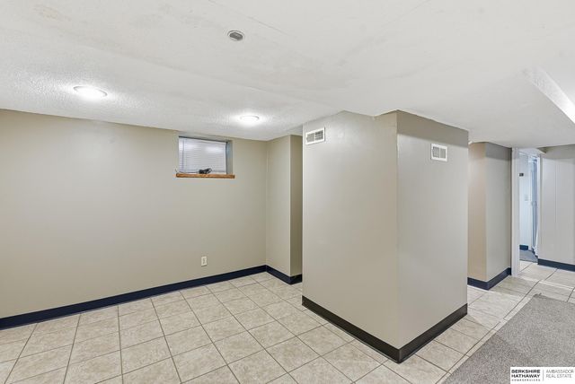 7082 Binney Street, Omaha, NE 68104