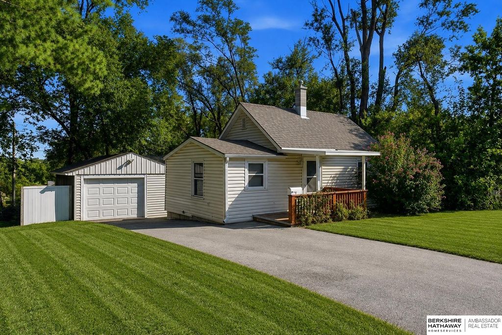 7082 Binney Street, Omaha, NE 68104