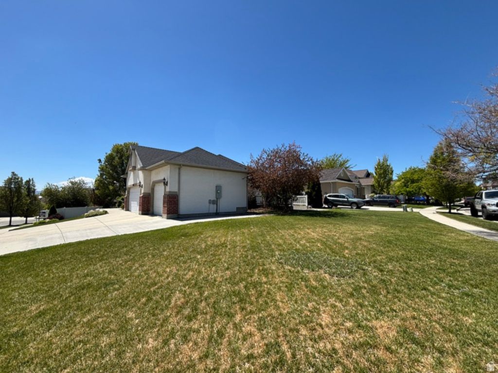 Image 4 of property listing at 6344 S ADIRONDACK WAY, Taylorsville, UT 84129