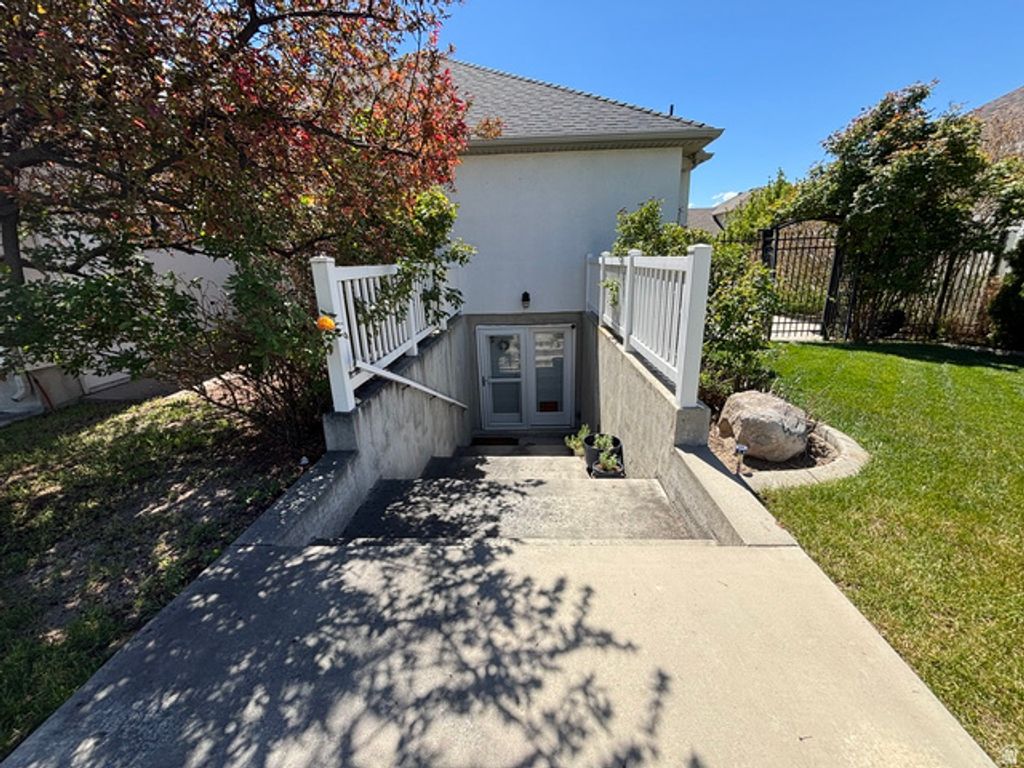 Image 5 of property listing at 6344 S ADIRONDACK WAY, Taylorsville, UT 84129