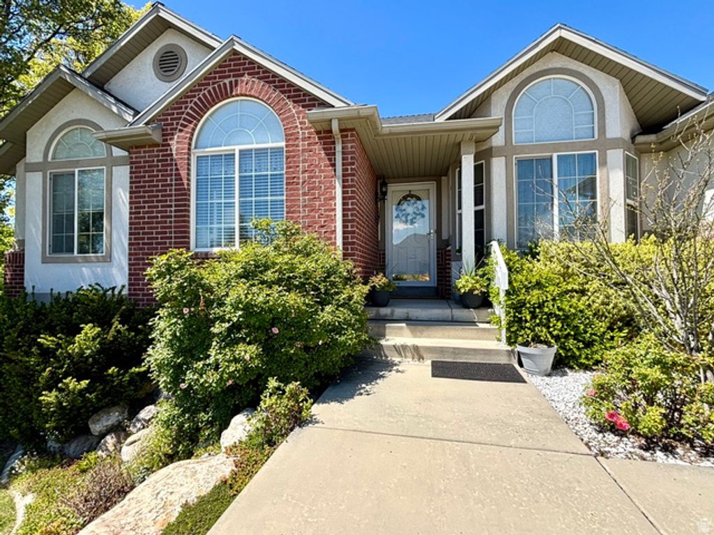 Image 6 of property listing at 6344 S ADIRONDACK WAY, Taylorsville, UT 84129