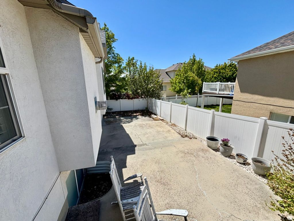 Image 8 of property listing at 6344 S ADIRONDACK WAY, Taylorsville, UT 84129