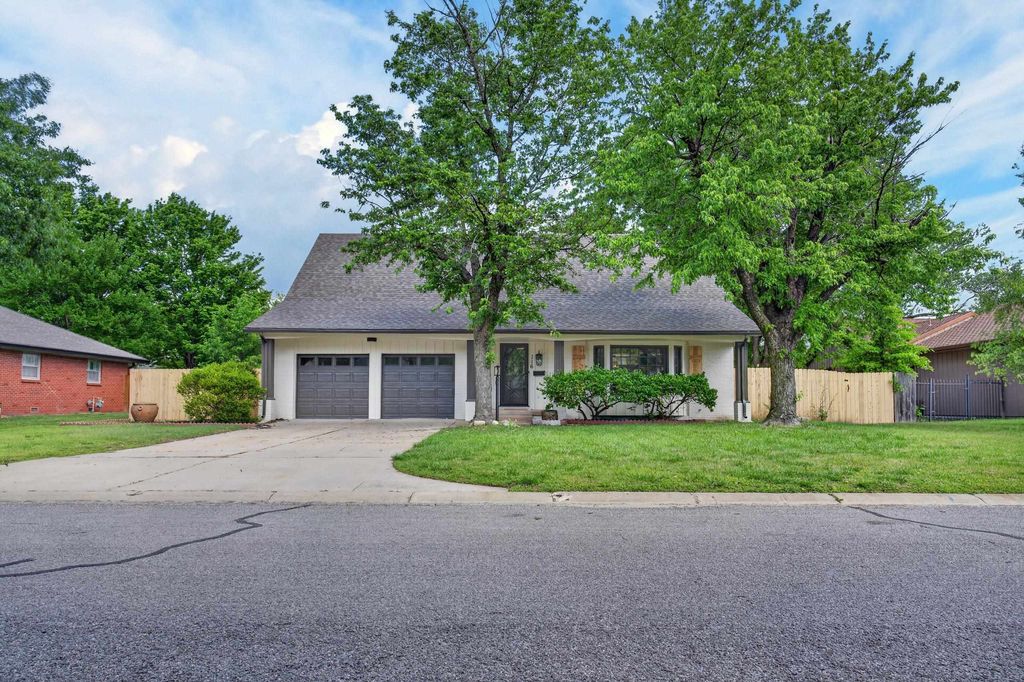 116 N Burr Oak Rd, Wichita, KS 67206