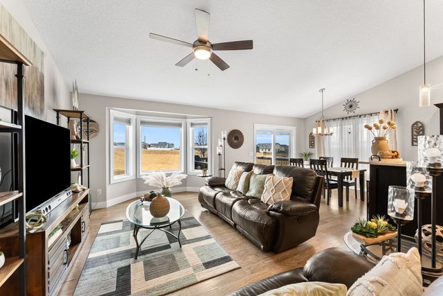 1425 Parkview Lane, Davenport, IA 52807