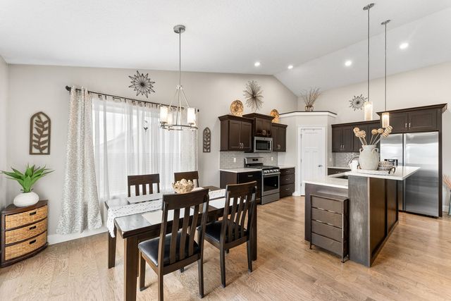 1425 Parkview Lane, Davenport, IA 52807