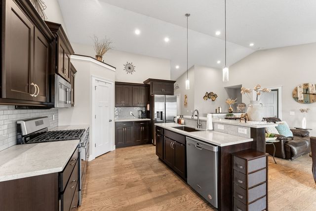 1425 Parkview Lane, Davenport, IA 52807