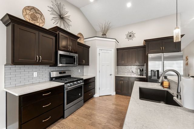 1425 Parkview Lane, Davenport, IA 52807