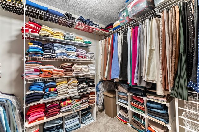 1425 Parkview Lane, Davenport, IA 52807