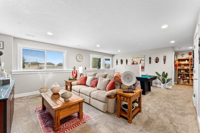 1425 Parkview Lane, Davenport, IA 52807