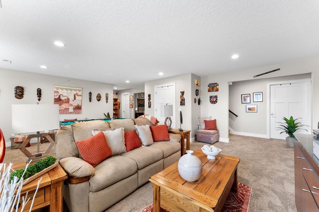 1425 Parkview Lane, Davenport, IA 52807