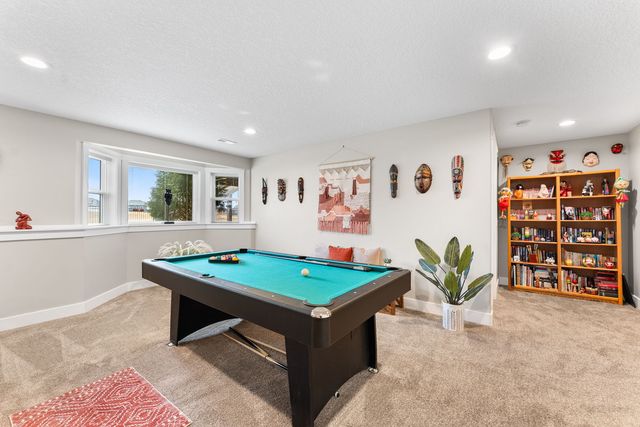 1425 Parkview Lane, Davenport, IA 52807