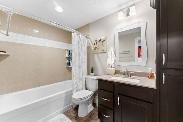 1425 Parkview Lane, Davenport, IA 52807