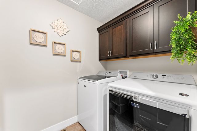 1425 Parkview Lane, Davenport, IA 52807