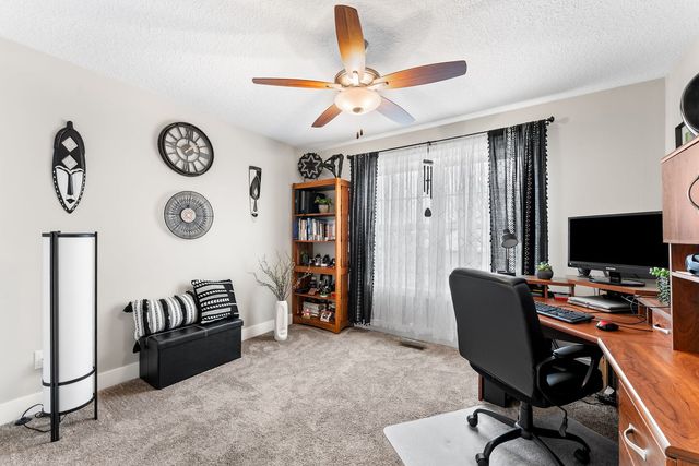 1425 Parkview Lane, Davenport, IA 52807