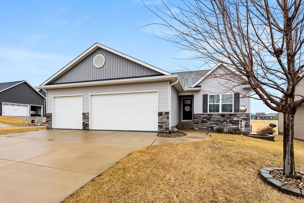 1425 Parkview Lane, Davenport, IA 52807