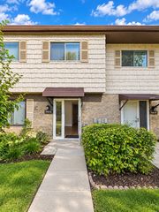 540 W Lodge Trail G, Wheeling, IL 60090