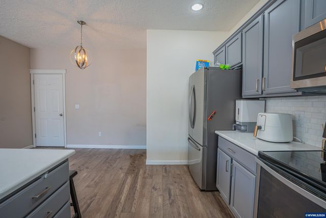 671 Jasmine Cir, Independence, OR 97351