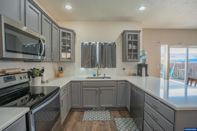 671 Jasmine Cir, Independence, OR 97351
