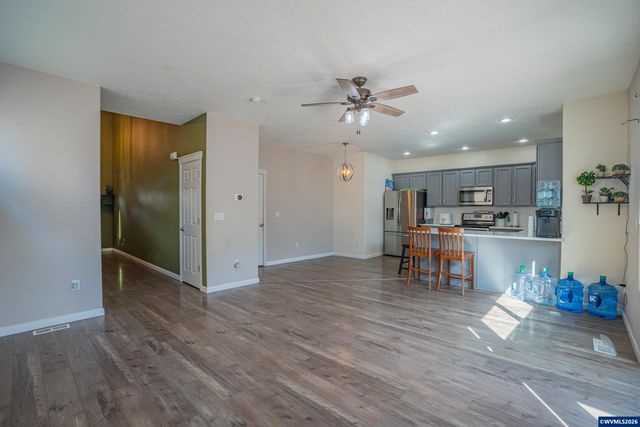 671 Jasmine Cir, Independence, OR 97351