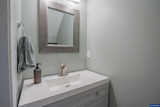 671 Jasmine Cir, Independence, OR 97351