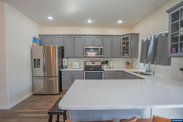 671 Jasmine Cir, Independence, OR 97351