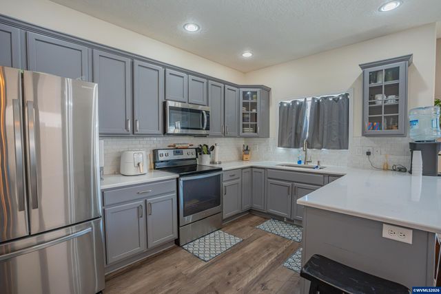 671 Jasmine Cir, Independence, OR 97351