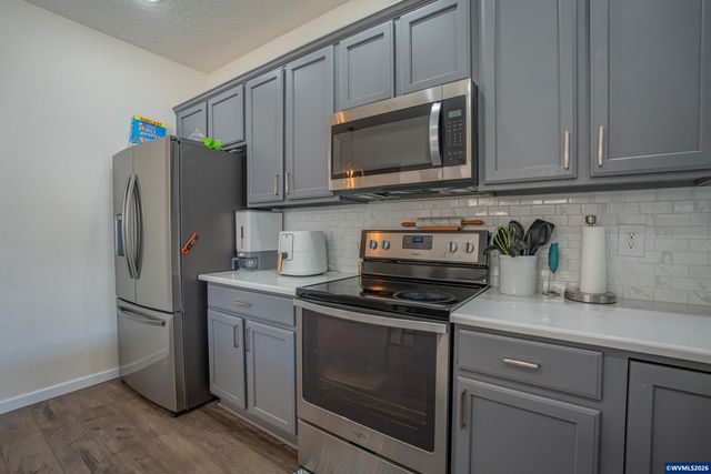 671 Jasmine Cir, Independence, OR 97351