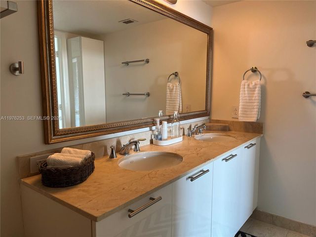 1800 N Bayshore Dr 3810, Miami, FL 33132