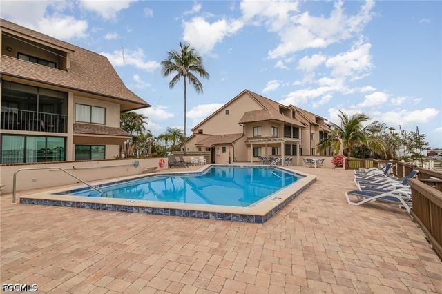 898 Buttonwood DR 105, Fort Myers Beach, FL 33931