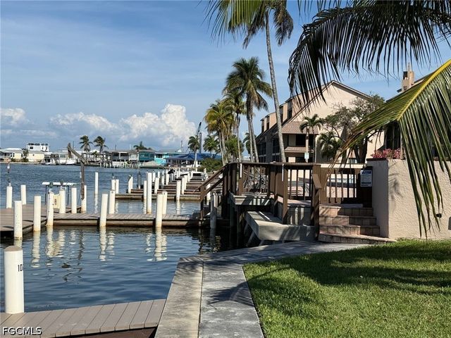 898 Buttonwood DR 105, Fort Myers Beach, FL 33931