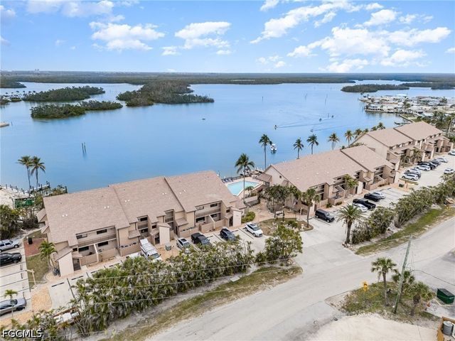 898 Buttonwood DR 105, Fort Myers Beach, FL 33931