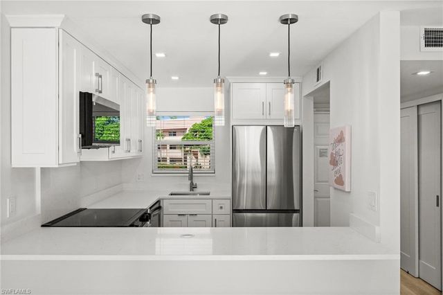 200 Turtle Lake CT 205, Naples, FL 34105
