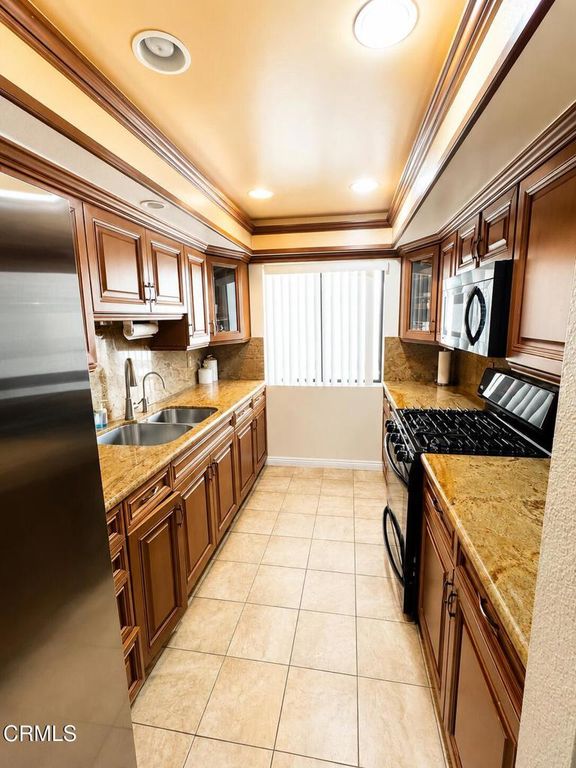Image 11 of property listing at 330 Burchett Street 206, Glendale, CA 91203