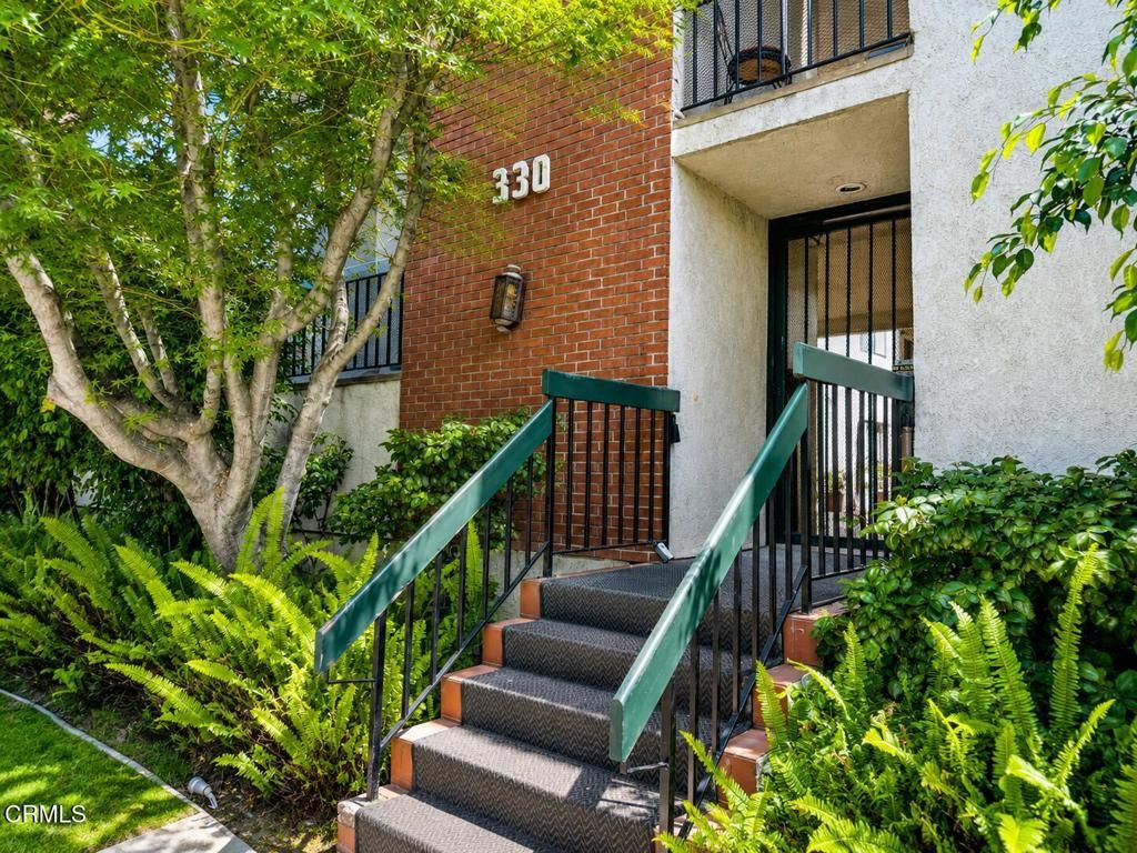 Image 2 of property listing at 330 Burchett Street 206, Glendale, CA 91203