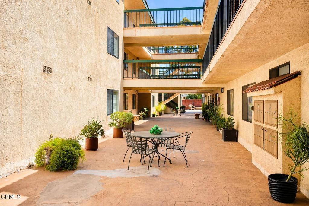 Image 3 of property listing at 330 Burchett Street 206, Glendale, CA 91203