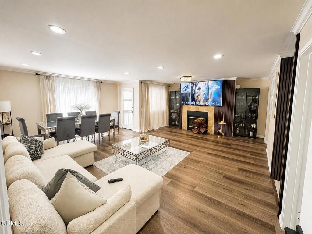 Image 6 of property listing at 330 Burchett Street 206, Glendale, CA 91203