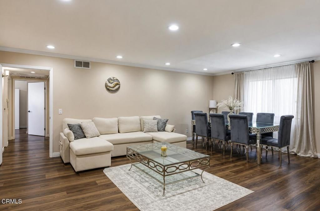 Image 8 of property listing at 330 Burchett Street 206, Glendale, CA 91203