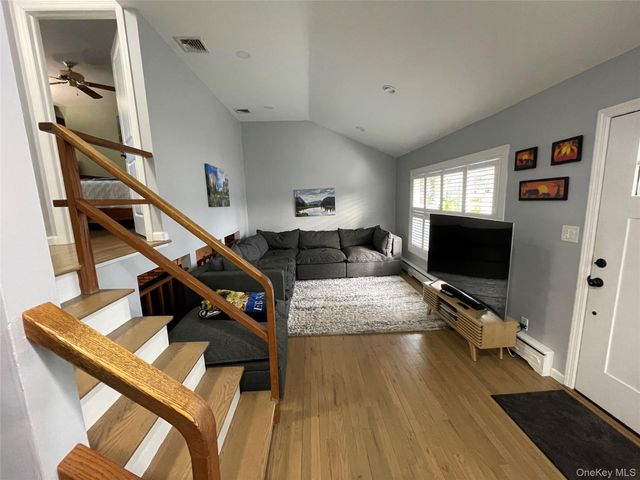 946 Manor Lane, Bay Shore, NY 11706