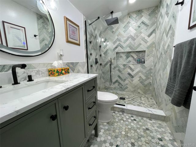 946 Manor Lane, Bay Shore, NY 11706