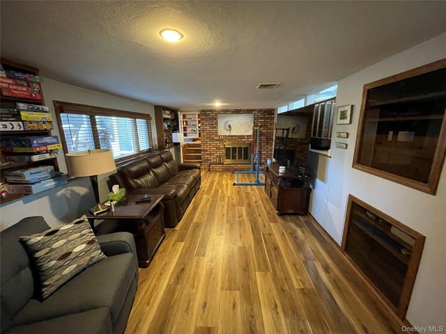 946 Manor Lane, Bay Shore, NY 11706