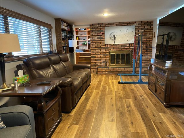 946 Manor Lane, Bay Shore, NY 11706