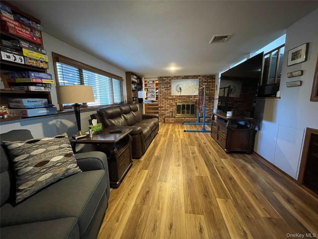 946 Manor Lane, Bay Shore, NY 11706