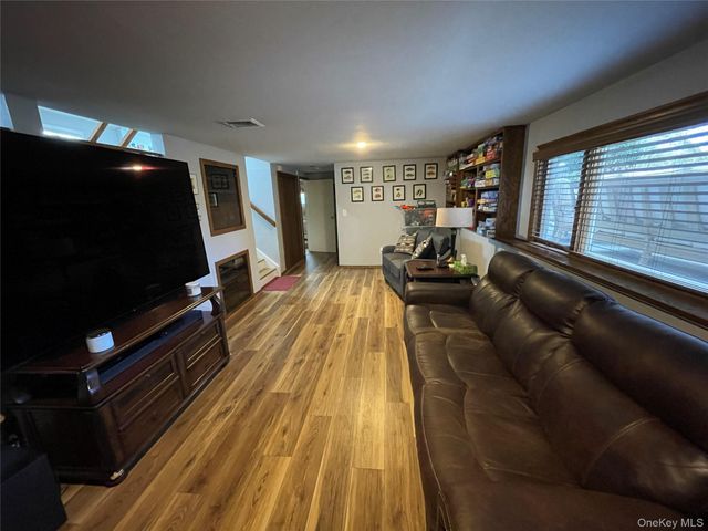 946 Manor Lane, Bay Shore, NY 11706