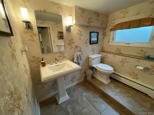 946 Manor Lane, Bay Shore, NY 11706