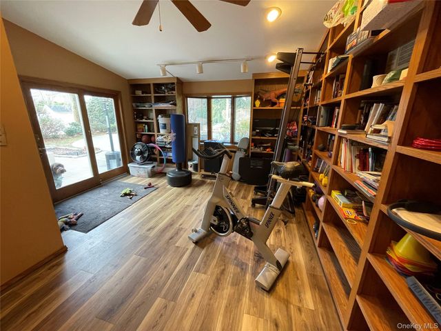 946 Manor Lane, Bay Shore, NY 11706