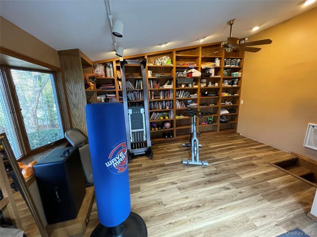 946 Manor Lane, Bay Shore, NY 11706