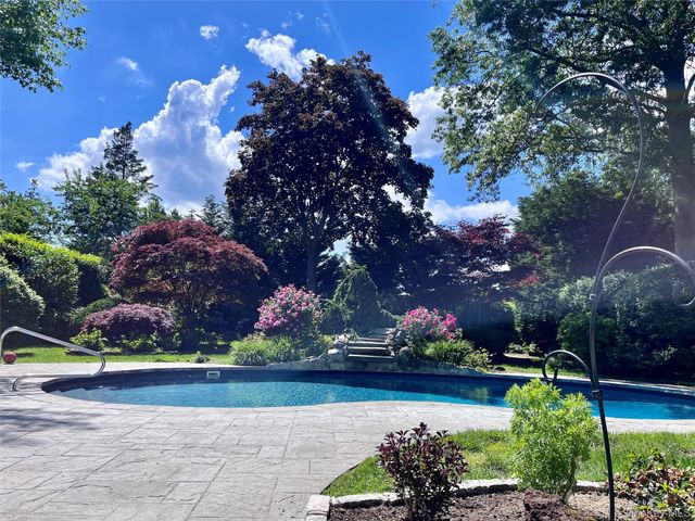 946 Manor Lane, Bay Shore, NY 11706